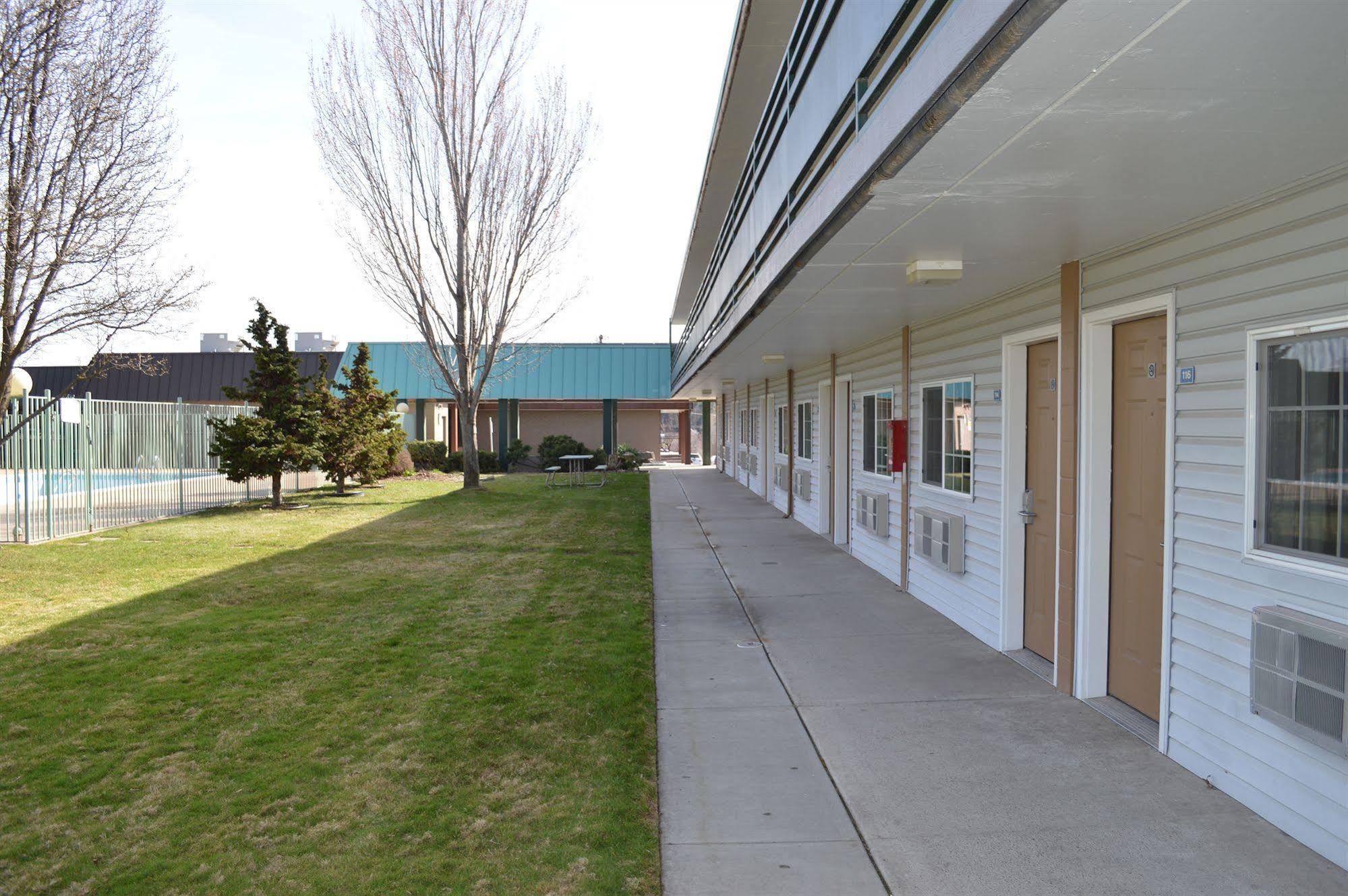 Econo Lodge & Suites Spokane Bagian luar foto